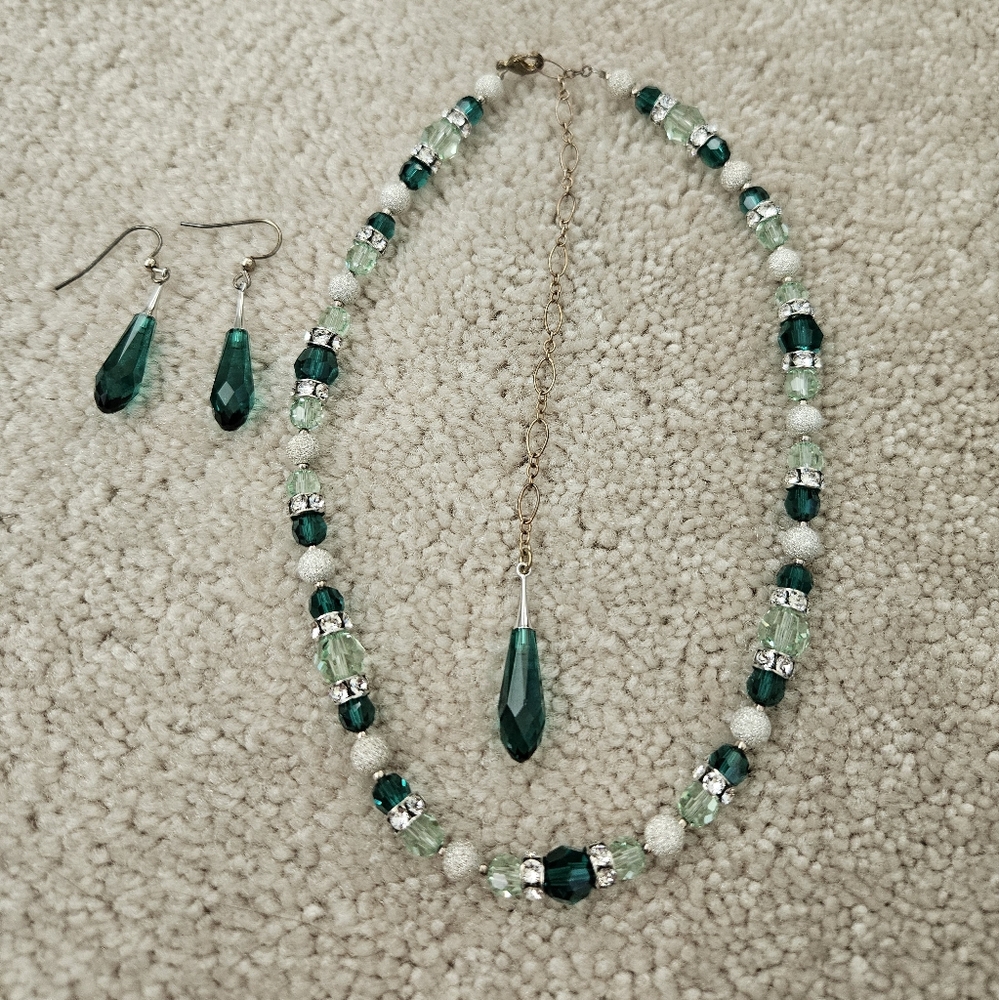 Green and white jewelry set